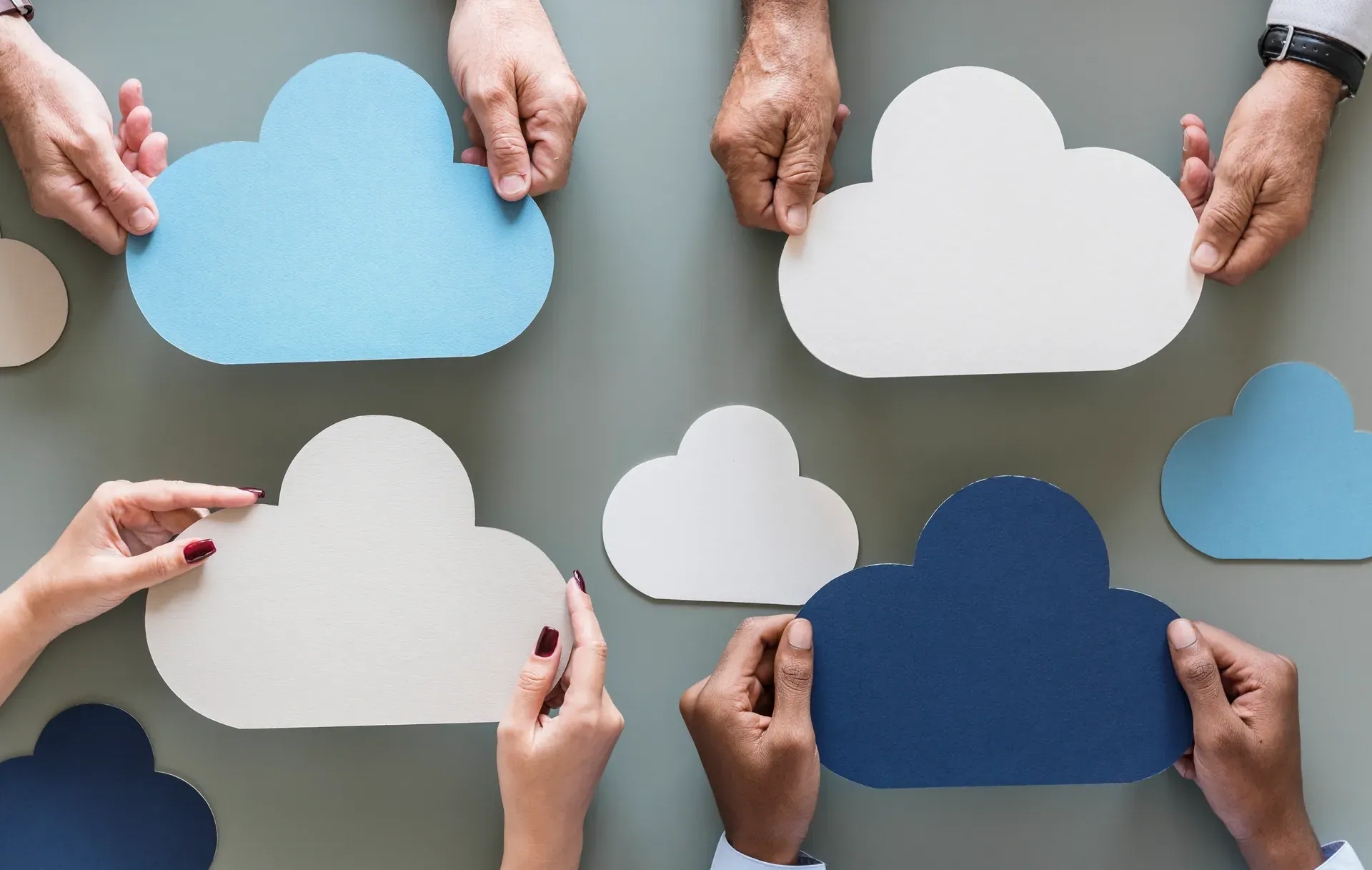 Cloud- und Collaboration-Symbolik als Papier-Origami